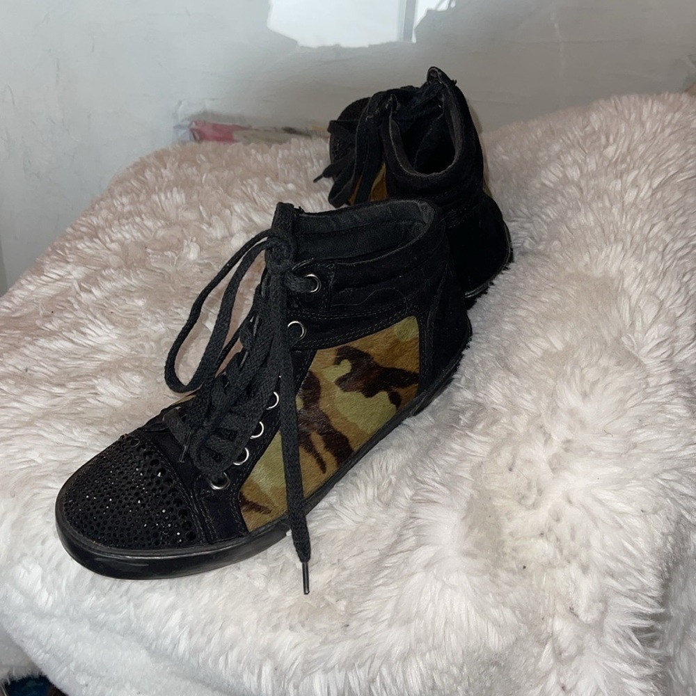 Kurt Geiger Carvela Stylish Black and Camouflage High-Top Sneakers - Picture 3 of 9
